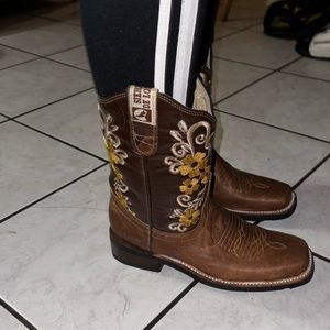 Brand New Sierra Lobos boots from Mexico. Never worn size 7.